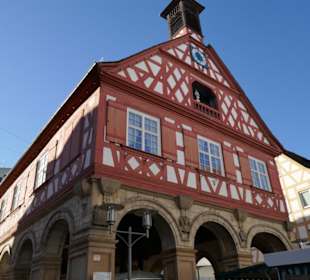 Unterhalb des Rathauses die Arkaden