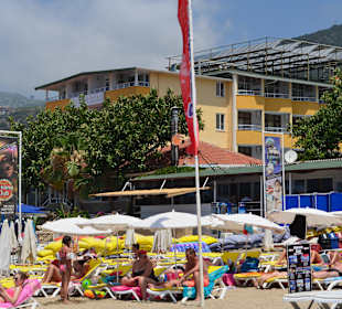 Super Strand kostelosse Sonnenschirmen und Liegen