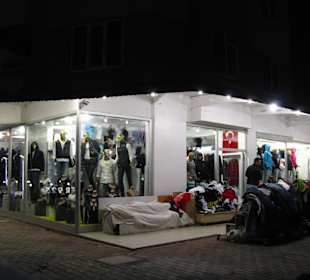 Textilien-Boutique gegenüber Delphin Palace Hotel