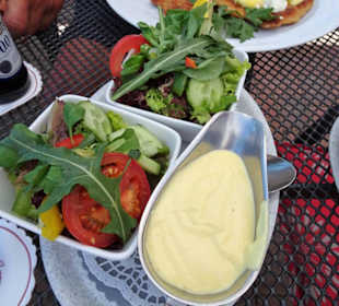 Beilagensalate und Sauce zum Schnitzel