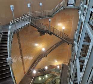Im Treppenhaus des Alten Elbtunnels
