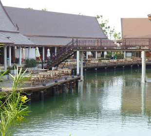 Viele Shops und Wasser im Siam Vilize