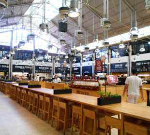 "Food Court" im Mercado da Ribeira Nova