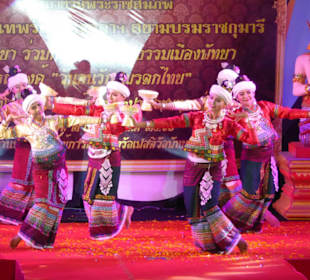 Traditionelle Tänze in schöner Kleidung