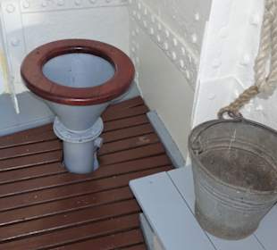 Mannschaftstoilette im Bugbereich