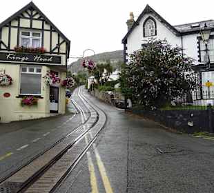 Die Gleise laufen mitten durch den Ort