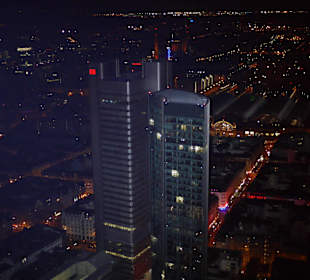 Bankgebäude mit Hauptbahnhof