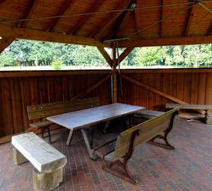 Pavillon im Dorfgarten