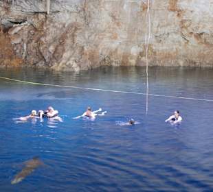 Schwimmen in einer glasklaren Cenote