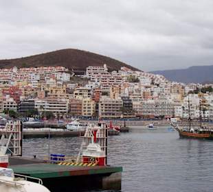 Blick auf Los Cristianos und den Hafen