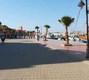 Promenade am Hafen in Hurghada