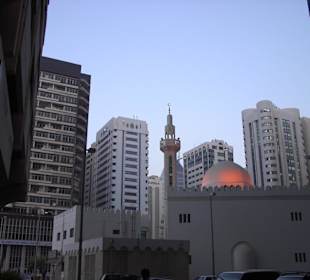 Moschee inmitten der Hotels