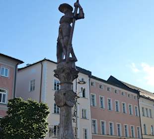 Der Lindlbrunnen: Wahrzeichen von Traunstein