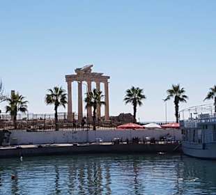 Tempelruine am Hafen