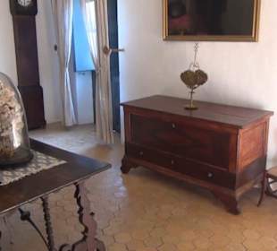 Erste Geschoss - Diele mit Familienporträts