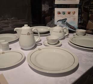 Schiffsporzellan der Queen Mary II im IMM