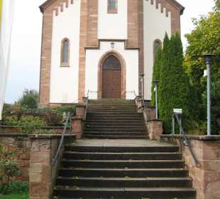 Der Aufgang zur Kirche