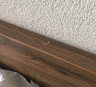 Staubschicht auf dem Elternbett