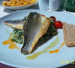 Gegrillte  Dorade auf Mangold und Pommes