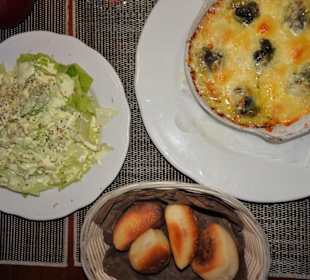 Vorspeise Schnecken mit Salat und warmem Pizzabrot