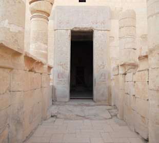 Durch diesen Gang geht es zum Tal der Könige