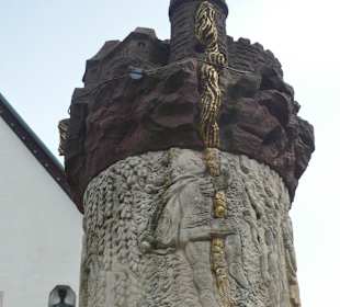 Brunnen mit Märchen der Gebrüder Grimm