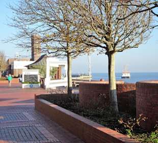 Spaziergang über die Südstrandpromenade