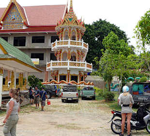 Tempelanlage in Karon mit Markt am Wochenende