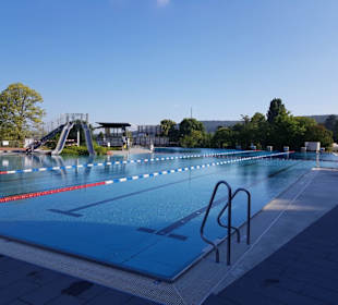 Bergschwimmbad - Corona-Absperrungen