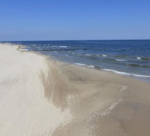 Bansin: Blick von der Seebrücke auf den Strand