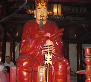 Statue des Konfuzius im Literaturtempel.