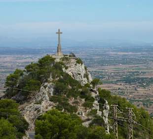 Das Steinkreuz incl. Blick über die Insel