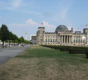 Außenansicht mit Fernsehturm