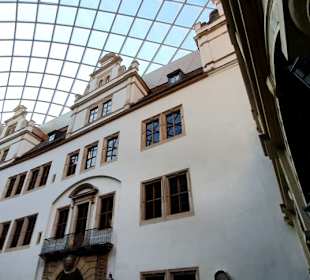 Überall Museumseingänge