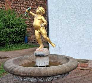 Brunnen mit Putto Bronzeskulptur in Landstuhl