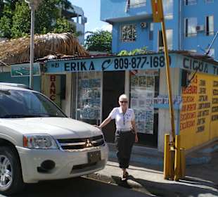 Meine liebe Erika vor Ihrem Büro