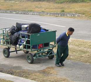 Gepäckwagen am Flughafen in Pokhara