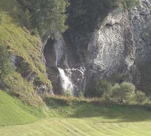 Ein Wasserfall am Wege