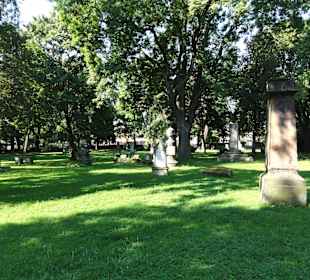 Gang über den Bartholomäusfriedhof