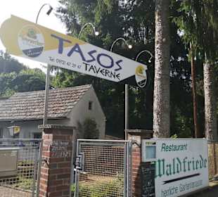 Zum Abendessen in der Taverne Tasos