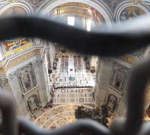 Widok wnętrza bazyliki zza kraty balkonu kopuły.