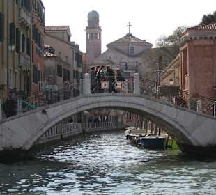 Uitzicht vanaf Canal Grande op ander kanaaltje
