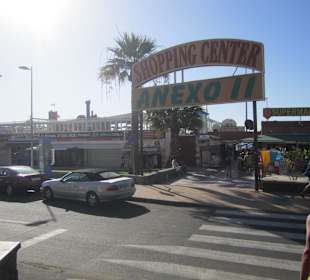Zugang zum Einkaufszentrum auf dem Weg zum Strand