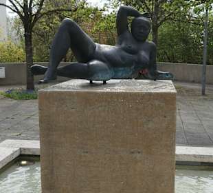 Brunnen in der Kurhausstraße mit Frauenskulptur