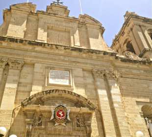 Mit dem Open-Top-Bus von Supreme Malta erkunden