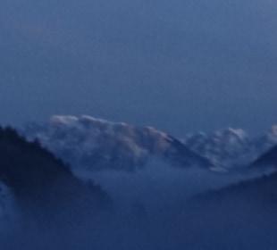 Sicht auf die Berge in der Früh von meinem Zimmer 