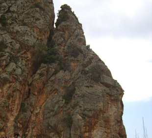 Strand und steile Felsen