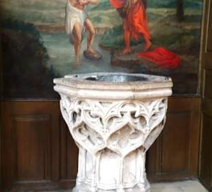 Taufstein in der Kirche Saint-Jean Baptiste