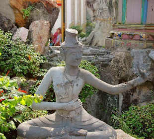 Figur im Steingarten