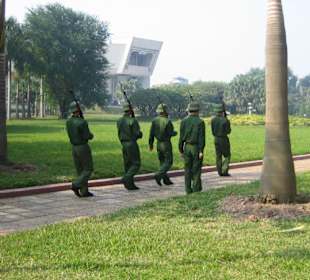 Die Soldaten üben hier das richtige Marschieren.